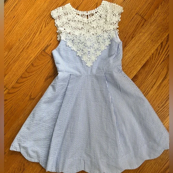Girls lace and seersucker dress. - Picture 1 of 1
